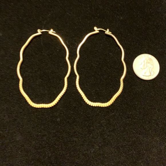 Gold hoop earrings with lever closure - Picture 3 of 3